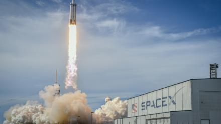Une fusée Falcon Heavy de SpaceX transportant un satellite météorologique décolle du Centre spatial Kennedy de la Nasa, en Floride, le 25 juin 2024