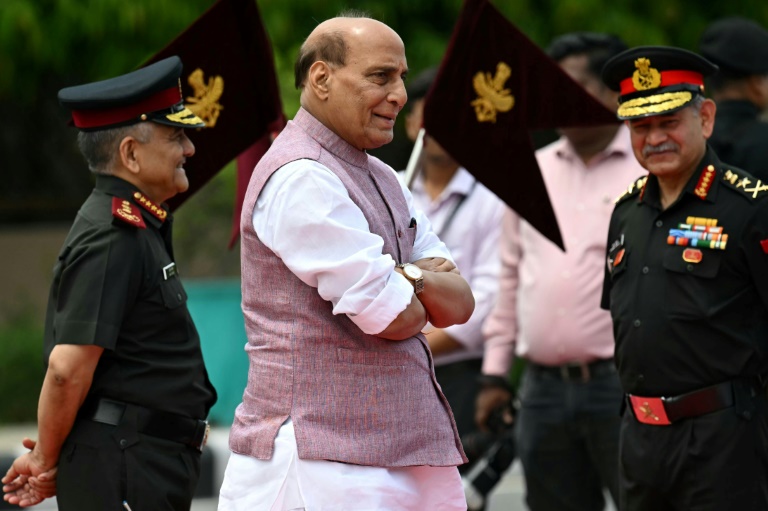 Le ministre indien de la Défense Rajnath Singh (au centre) à New Delhi le 5 mai 2025
