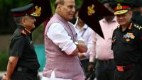 Le ministre indien de la Défense Rajnath Singh (au centre) à New Delhi le 5 mai 2025