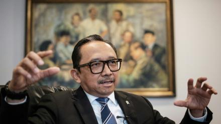 Le vice-ministre des Finances indonésien Juda Agung, à l'occasion d'une interview avec l'AFP au ministère des Finances à Jakarta, le 11 juin 2026