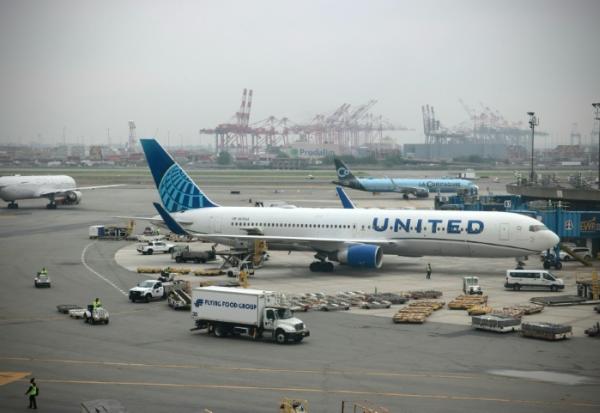 Des avions sur le tarmac de l'aéroport de Neward, dans le New Jersey, le 7 mai 2025
