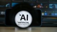Le recours aux agents conversationnels basés sur l'IA occupe une place croissante dans le rapport des utilisateurs à l'information. Mais aux biais et aux erreurs des "chatbots" s'ajoute la menace de manipulation des données sur lesquels ils sont entraînés