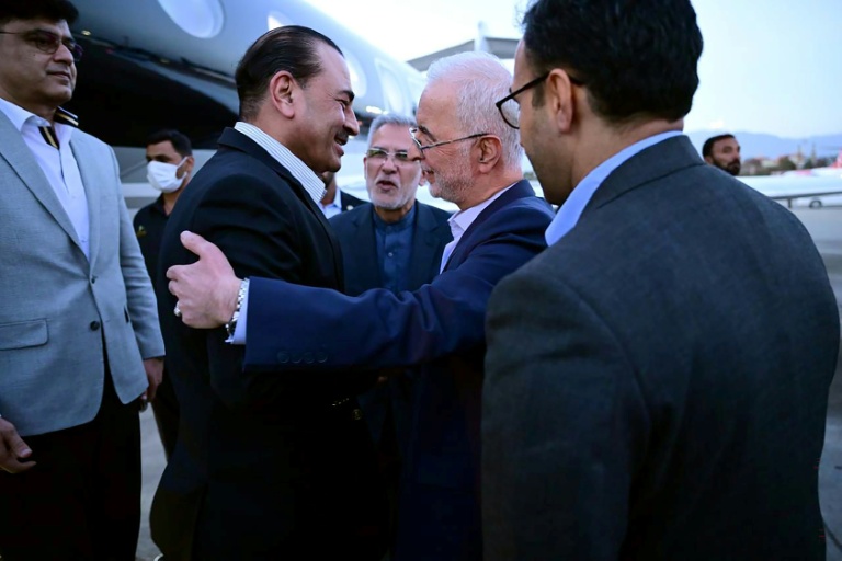 Arrivée à Téhéran du chef de l'armée iranienne, Asim Munir (à gauche), accueilli par le ministre de l'Intérieur iranien Eskandar Momeni, le 22 mai 2026