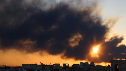 Un panache de fumée après une frappe sur Téhéran, le 3 mars 2026 en Iran