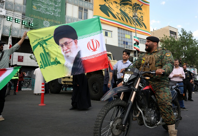 Un policier iranien durant une rassemblement de partisans du pouvoir en soutien au guide suprême Ayatollah Mojataba Khamenei à Téhéran, le 29 avril 2026