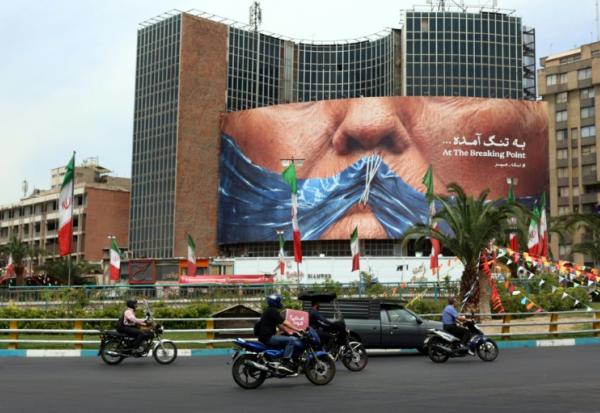 Une affiche géante représentant le président américain Donald Trump et le détroit d'Ormuz, sur la place Valiasr, à Téhéran, le 28 mai 2026 en Iran