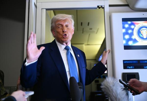 Le président américain Donald Trump s’adresse aux journalistes qui l’accompagnent à bord d’Air Force One, après avoir quitté Abou Dhabi à l’issue d'une tournée dans le Golfe, le 16 mai 2025