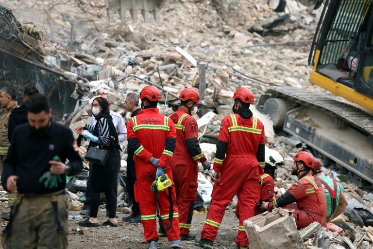 Recherches dans les ruines d'un immeuble détruit par un bombardement à Téhéran, le 23 mars 2026