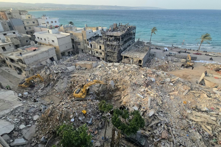 Une pelleteuse déblaye les décombres sur le site d’une frappe israélienne ayant visé un quartier de la ville côtière de Tyr, dans le sud du Liban, le 17 avril 2026