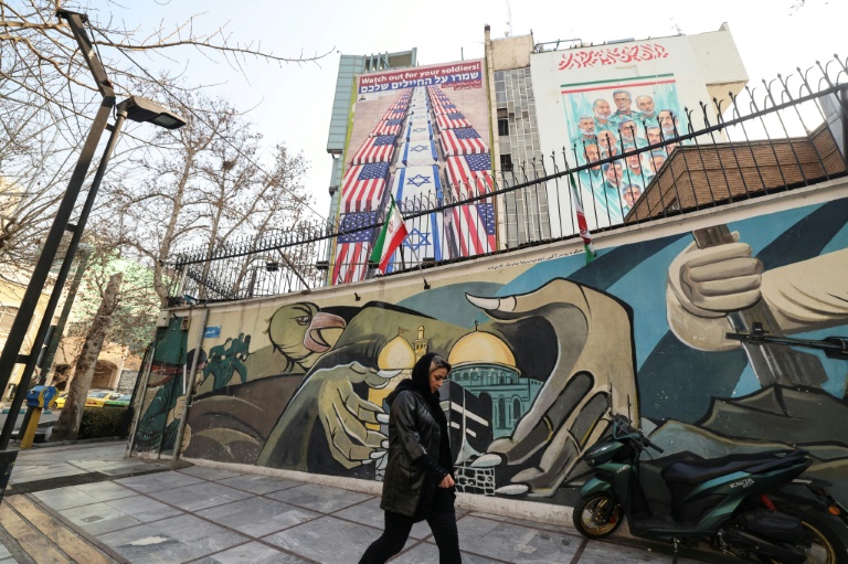 Drapeau anti-américain sur la place de la Palestine, à Téhéran le 27 janvier 2026