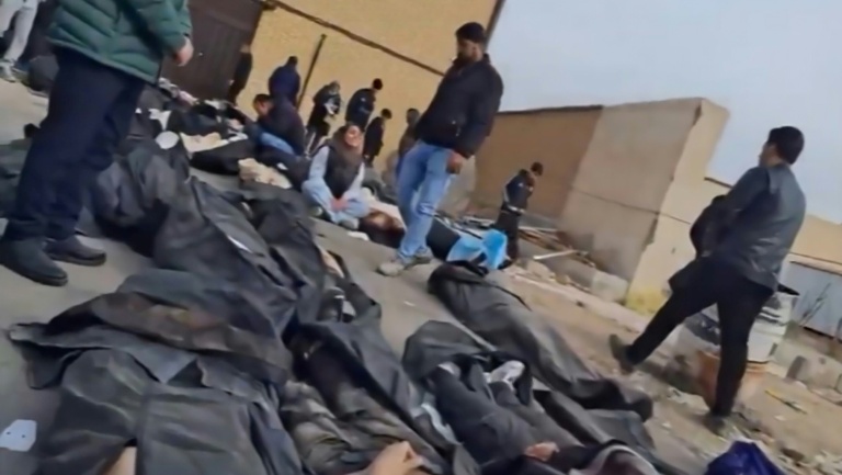 Capture d'écran vidéo faite le 14 janvier 2026 à partir d'images UGC publiées sur les réseaux sociaux le 9 janvier 2026 montrant des manifestants devant un bâtiment en feu à Téhéran