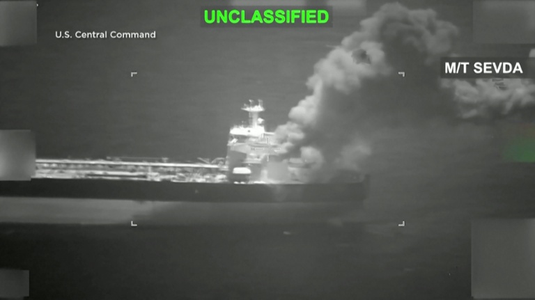 Capture d'écran réalisée le 10 mai 2026 d'une vidéo diffusée par l'armée américaine sur son compte X, montrant une frappe visant un pétrolier iranien