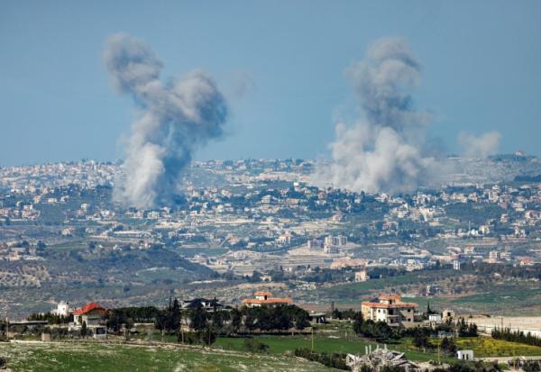 Des panaches de fumée après des bombardements israéliens dans le sud du Liban, près de la frontière entre Liban et Israël, le 3 mars 2026