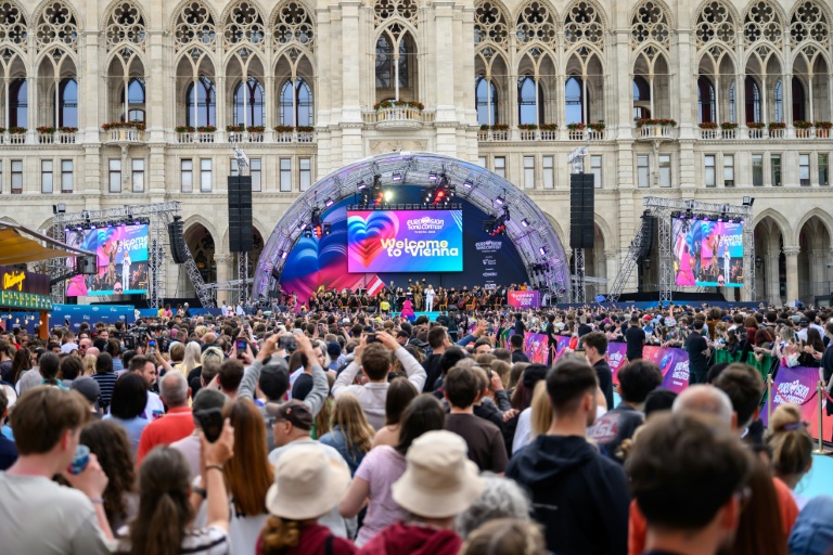 Des fans assistent à la cérémonie d'ouverture du Concours Eurovision de la chanson 2026 sur la place de l'Hôtel de Ville à Vienne, en Autriche, le 10 mai 2026