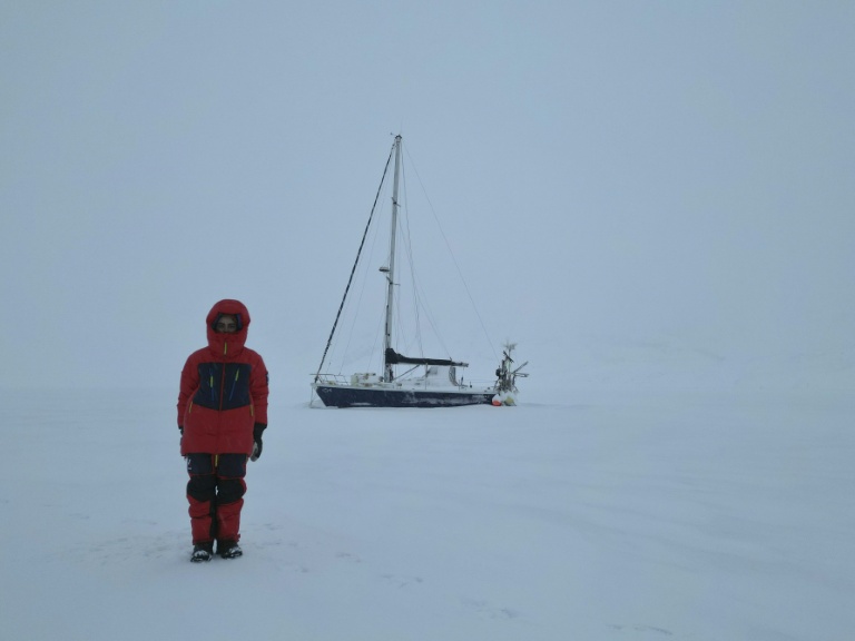 Photo fournie par Tamara Klink, réalisée le 19 janvier 2024, d'elle posant devant son bateau Sardinha 2 durant son voyage en solo en Arctique, sur la côte ouest du Groenland