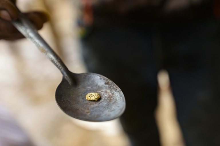 Un homme montre un morceau d'or extrait d'une mine d'or artisanale à El Dorado, dans une région gangrenée par les exploitations minières illégales et le crime organisé, au Venezuela, le 25 mai 2025