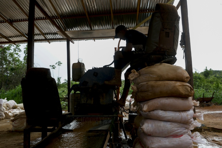 Un homme travaille dans une mine d'or artisanale à El Dorado, dans une région gangrenée par les exploitations minières illégales et le crime organisé, au Venezuela, le 25 mai 2025