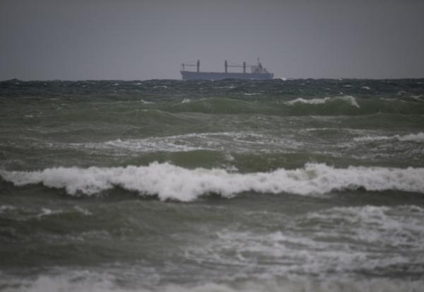 Un cargo navigue dans la mer Noire, à Krapets, au nord-est de la Bulgarie le 14 octobre 2026