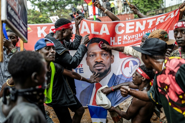 Des partisans de Bobi Wine, candidat d'opposition à la présidentielle en Ouganda, sont rassemblés le 12 janvier 2026 pour son dernier meeting de campagne à Kampala