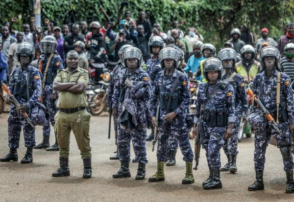 Des policiers sur le parcours de l'opposant ougandais Robert Kyagulanyi Ssentamu, dit Bobi Wine, à Kampala, le 12 janvier 2026