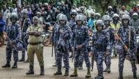 Des policiers sur le parcours de l'opposant ougandais Robert Kyagulanyi Ssentamu, dit Bobi Wine, à Kampala, le 12 janvier 2026