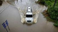 Un camion avance sur une route inondée, dans la région de Naguabo, à Porto Rico, le 16 août 2025