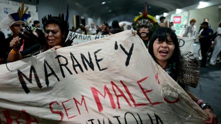 Manifestation dirigée par l'écologiste et militante des droits pour les populations indigènes Txai Surui (D) pendant la COP30