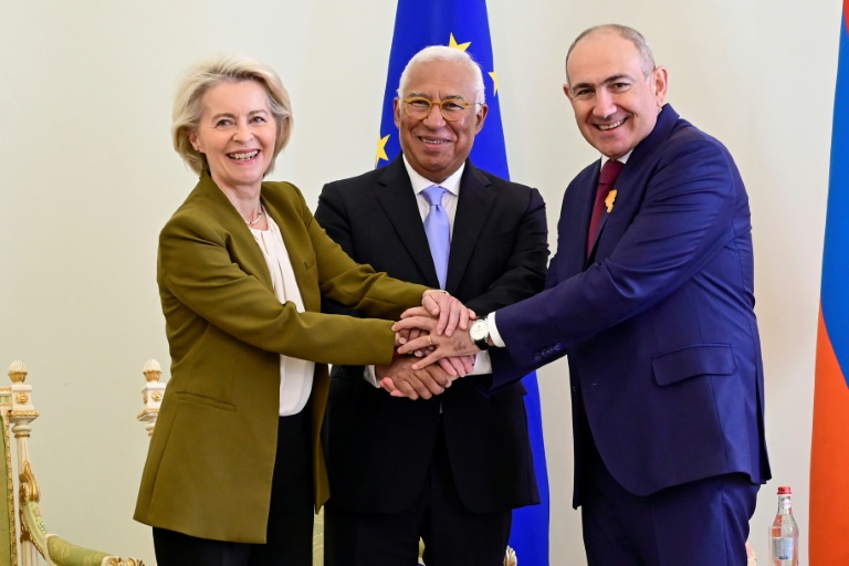Le Premier ministre arménien Nikol Pachinyan avec la présidente de la Commission européenne Ursula von der Leyen et celui du Conseil européen Antonio Costa à Erevan le 5 mai 2026