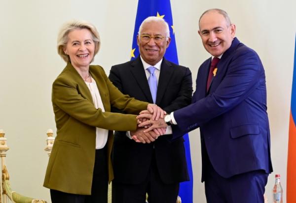 Le Premier ministre arménien Nikol Pachinyan avec la présidente de la Commission européenne Ursula von der Leyen et celui du Conseil européen Antonio Costa à Erevan le 5 mai 2026