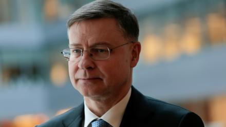 Le commissaire européen à l'Economie Valdis Dombrovskis, lors des réunions de printemps du FMI et du Groupe de la Banque mondiale à Washington, le 16 avril 2026