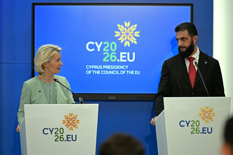 La présidente de la Commission européenne, Ursula von der Leyen, et le président syrien,  Ahmad al-Chareh, en conférence de presse à l'issue d'une session de travail du Conseil européen et des partenaires régionaux, lors d'une réunion informelle à Nicosie, le 24 avril 2026 à Chypre