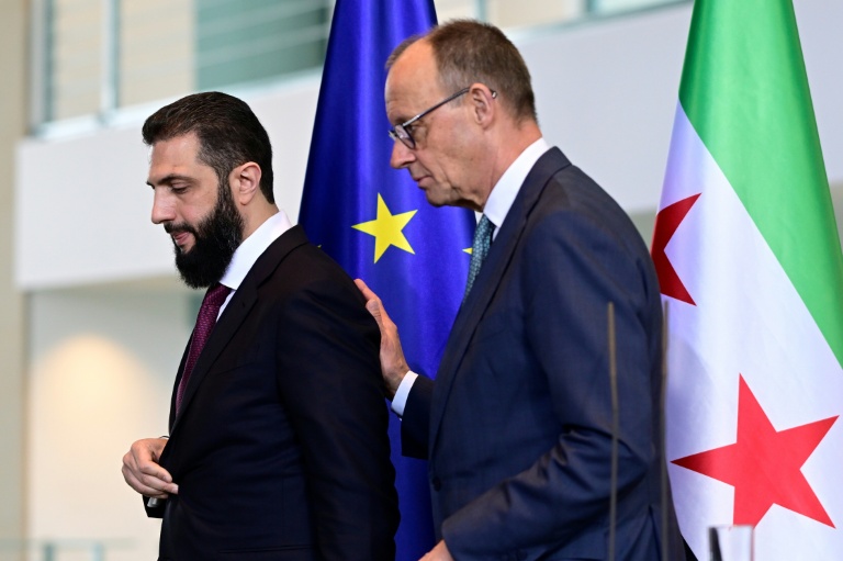 Le chancelier allemand Friedrich Merz (d) et le président syrien Ahmad al-Chareh à Berlin, le 30 avril 2026