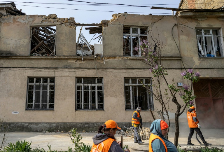 Des employés municipaux nettoient les dégâts causés par une frappe russe sur une école maternelle à Odessa en Ukraine le 30 avril 2026