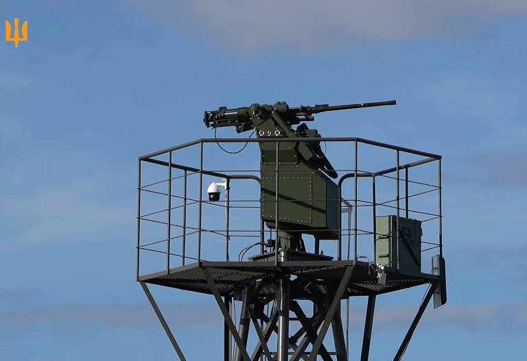 Capture d'écran à partir d'une vidéo non datée diffusée par l'armée de l'air ukrainienne le 1er octobre 2026 montrant le canon robotisé doté d'une IA conçu pour intercepter les nouveaux drones russes à réaction