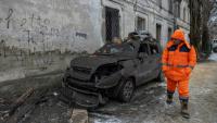 Une voiture calcinée par une frappe russe dans une rue d'Odessa, en Ukraine, le 4 février 2026
