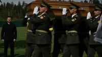 Le président ukrainien Volodymyr Zelensky (g) participe à la cérémonie de réinhumation du leader nationaliste controversé Andriï Melnyk, décédé en 1964 et ancien chef d'une branche de l'Organisation des nationalistes ukrainiens (OUN), ainsi que de son épouse Sofia, au cimetière national militaire commémoratif près de Kiev, le 25 mai 2026
