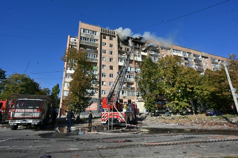 Des pompiers en opération sur le site d'un bâtiment touché par un drone russe à Kharviv, Ukraine, le 12 octobre 2026