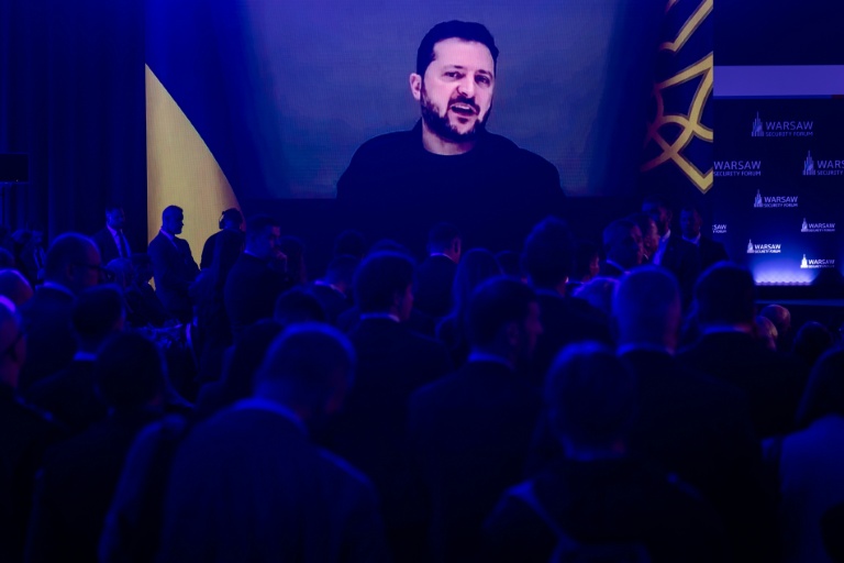 Les participants à un forum sur la sécurité à Varsovie écoutent le président ukrainien Volodymyr Zelensky par visioconférence le 12 octobre 2026