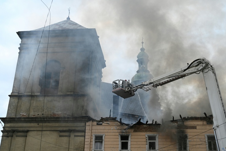 Des pompiers éteignent un incendie dans un bâtiment à la suite d'une attaque de drone russe à Lviv le 24 mars 2026 en Ukraine
