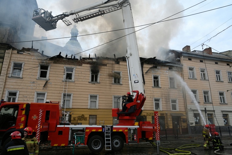Des pompiers éteignent un incendie dans un bâtiment après une attaque de drone russe à Lviv ,le 24 mars 2026 en Ukraine