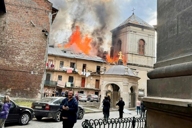 Photo publiée par le maire de Lviv Andriï Sadovy après une frappe russe sur le centre historique de cette ville dans l'ouest de l'Ukraine le 24 mars 2026