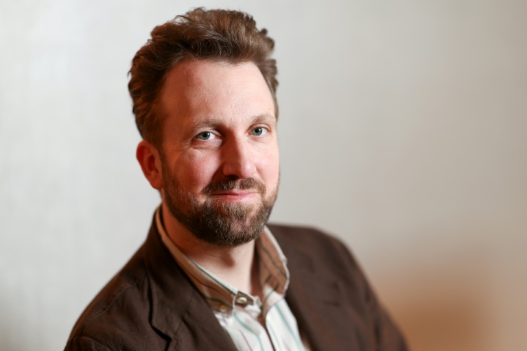 L'humoriste Jordan Klepper pose pour une photo au London Hotel, le 4 juin 2026, dans West Hollywood, en Californie