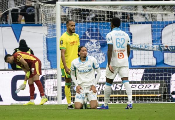 Le joueur de l'Olympique de Marseille Bilal Nadi, à genoux, reçoit un carton rouge lors de la débacle de l'OM en L1 contre Nantes le 4 janvier 2026 au Stade Vélodrome