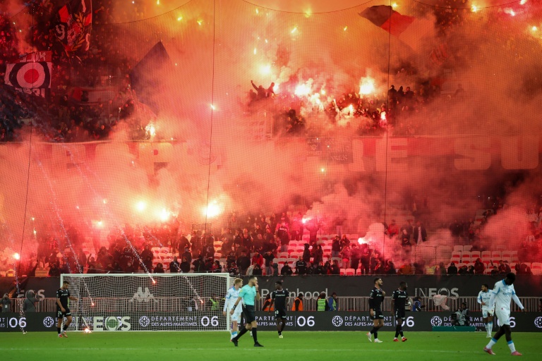 Les ultras niçois ont craqué des fumigènes et tiré un feu d'artifice qui ont provoqué l'interruption du derby de la Côte d'Azur contre l'OM, le 21 novembre 2025.