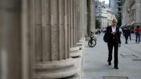 Des piétons longent la Banque d'Angleterre à Londres le 18 juin 2026