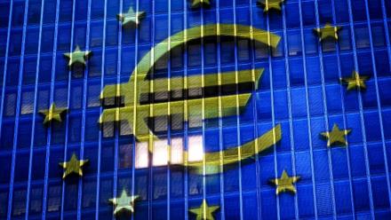 Le symbole de l'euro est projeté sur la façade de la Banque centrale européenne, à Francfort, Allemagne, le 30 décembre 2025 