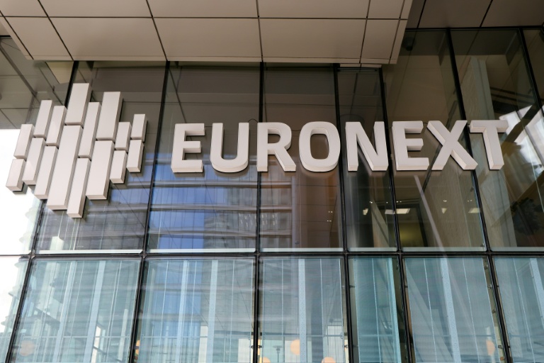 Le logo de la place boursière Euronext, visible sur son bâtiment dans le quartier d'affaires de La Défense, à l'ouest de Paris, le 9 octobre 2025