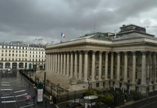 L'ancien siège de la Bourse de Paris, le palais Brongniart, à Paris le 24 août 2015