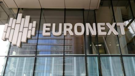 Le logo de la place boursière Euronext, visible sur son bâtiment dans le quartier d'affaires de La Défense, à l'ouest de Paris, le 9 octobre 2025