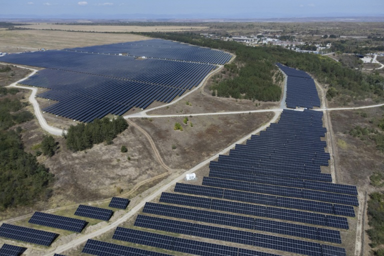 Des champs de panneaux photovoltaïques près de Galabovo, en Bulgarie, le 18 septembre 2026